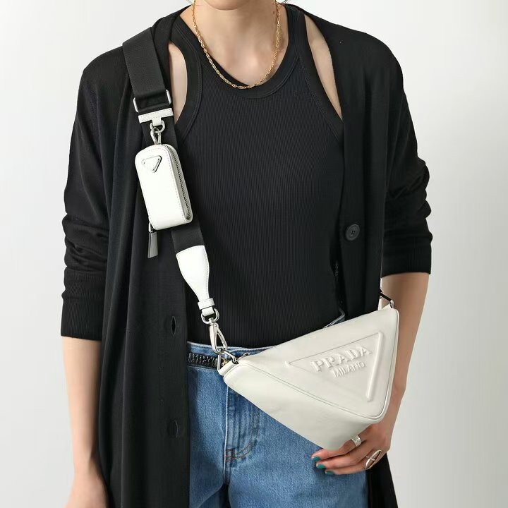 PRADA 프라다 송아지가죽 삼각백힙색 1BH190