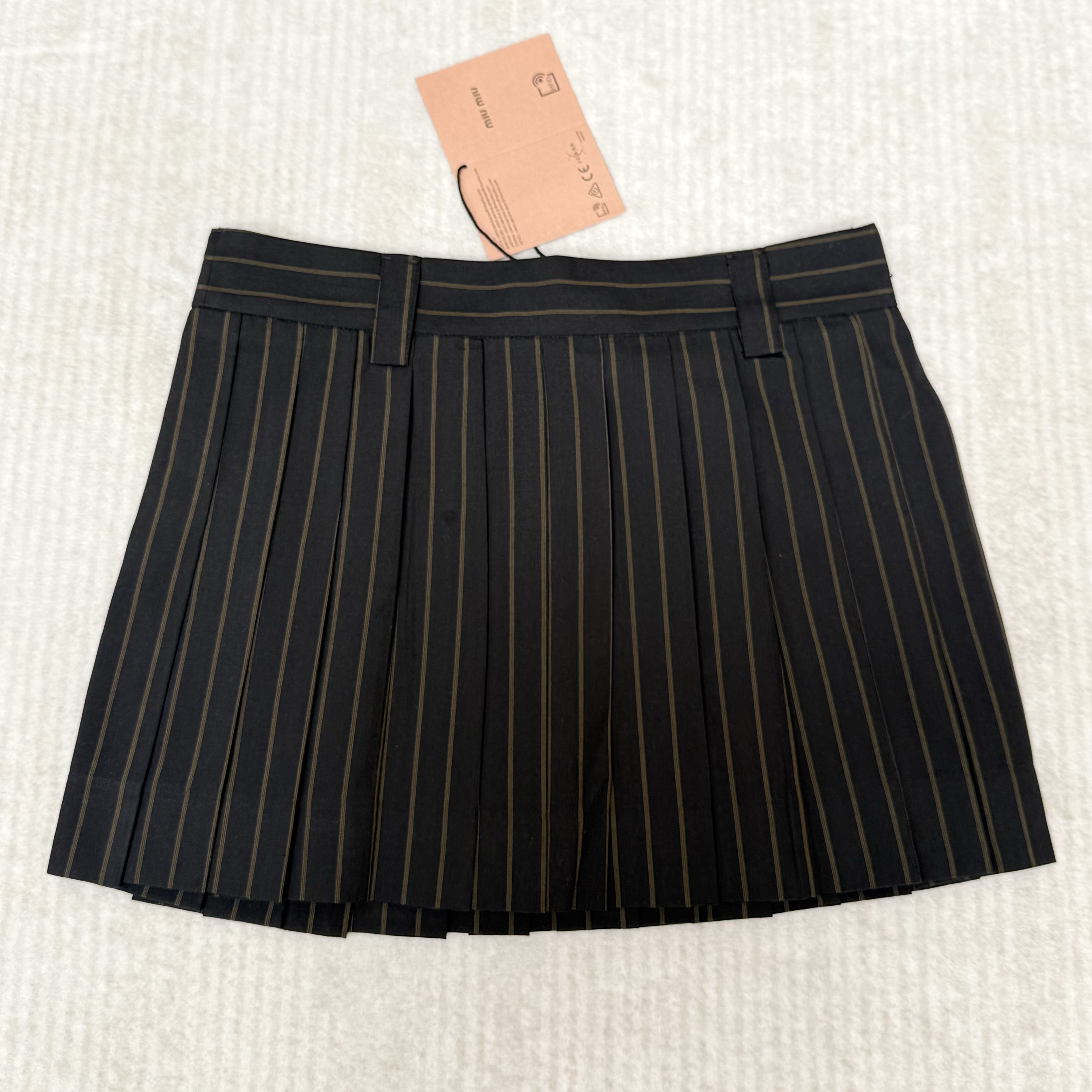 MIUMIU 미우미우 플리츠 핀스트라이프 미니 스커트 (Pleated Pinstripe Mini Skirt)