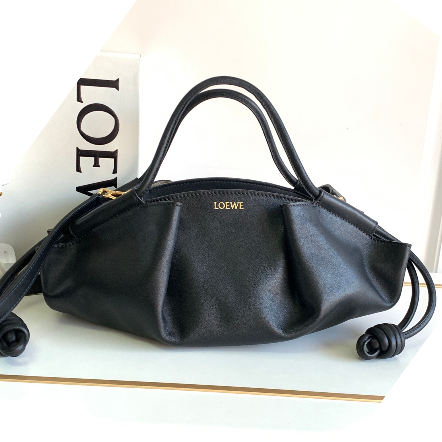 LOEWE 로에베 샤이니 나파 카프스킨 파세오 백 미디움 블랙 #A709P48X02