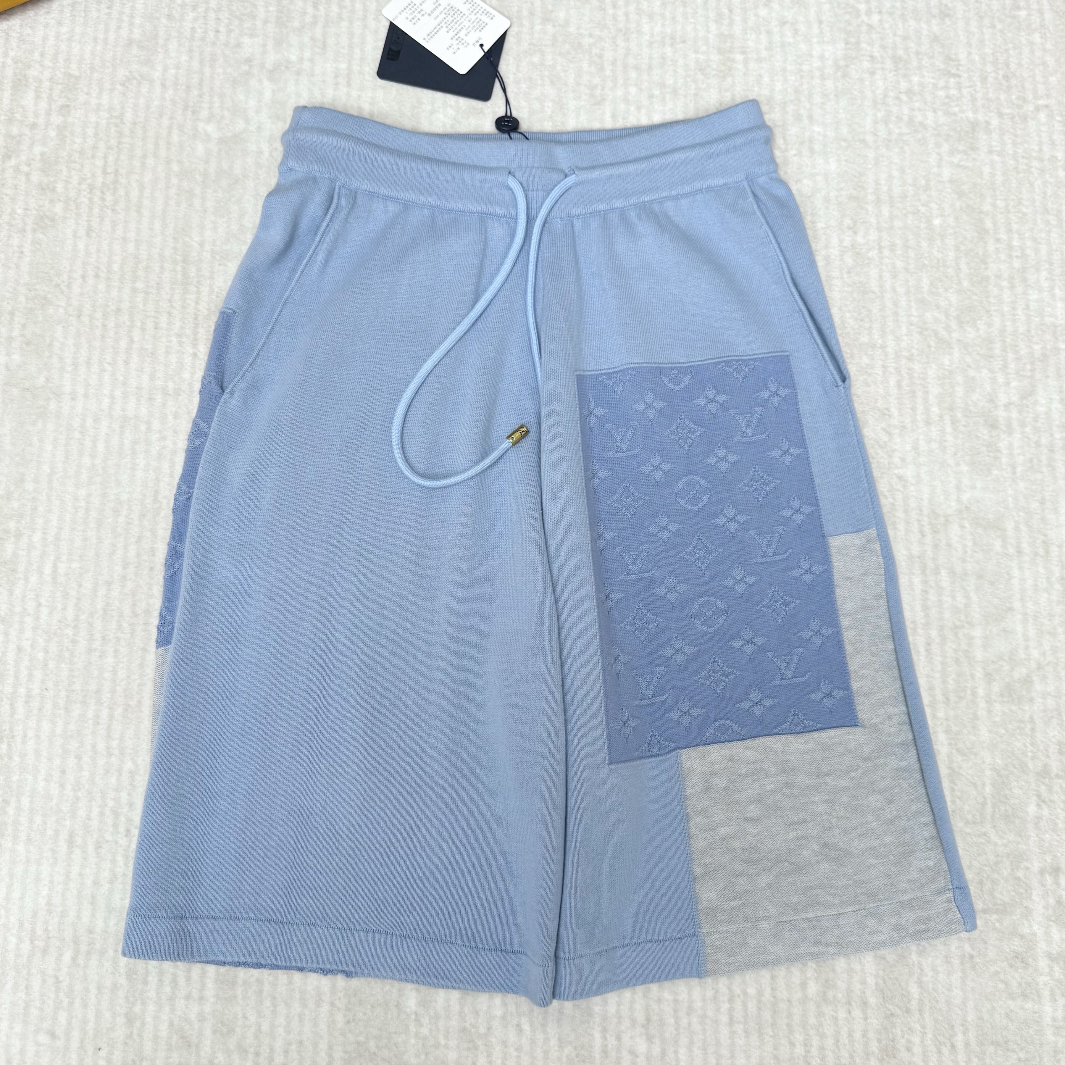 LOUIS VUITTON 루이 비통 니티드 패치워크 데님 쇼츠 페일 인디고 1AK6Y1