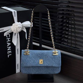CHANEL 샤넬 26A 스몰 아이즈 온 유 플랩백 AS6449