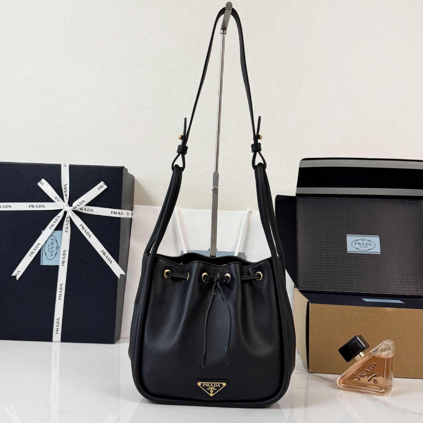 PRADA 프라다 비텔로 다이노 가죽 버킷백 미듐 1BE087