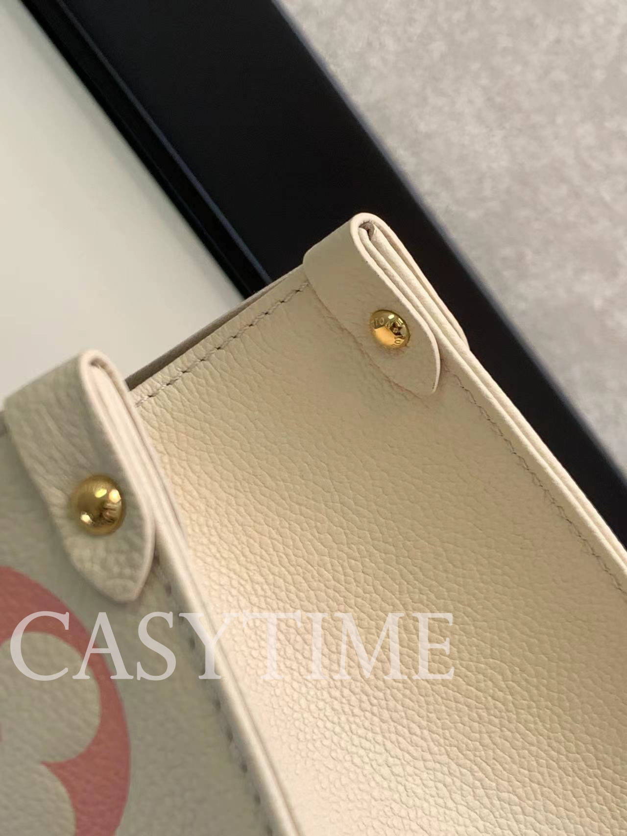 LOUIS VUITTON 루이비통 온더고 MM M21575